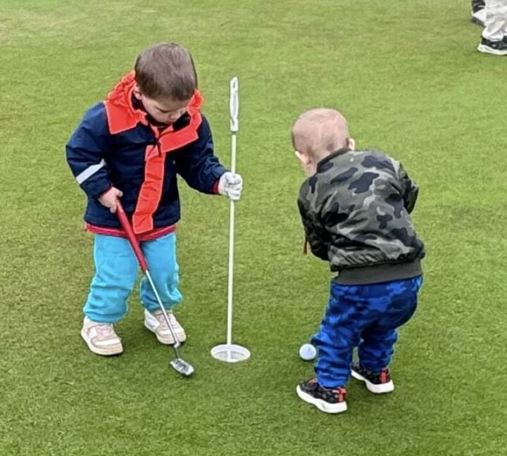 William og Collin er for lengst medlemmer og aktive spillere i Østmarka GK. Snart kan de glede seg over et nytt skudd på stammen.