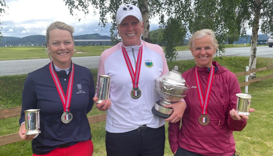 Vinneren i D50-klassen, Cecilie Lundgreen (Borregaard GK), flankert av Kristin Klæboe Larsen på andreplass og Cathrine Schrøder (begge Oslo GK) på tredje. NM Senior 2024