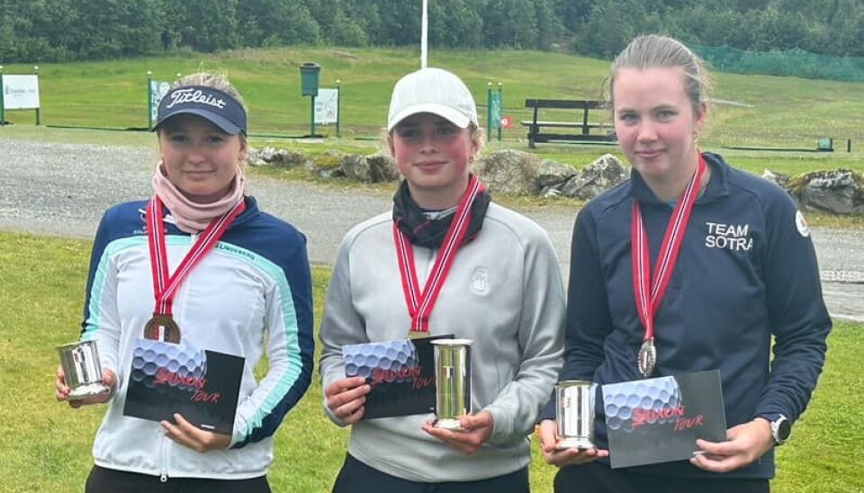 Pallen i Jenter U19-klassen. Vinneren Tomine Sel i midten, med Julie Ulvenes Kleppe til høyre og Beatrice Riisnes til venstre.