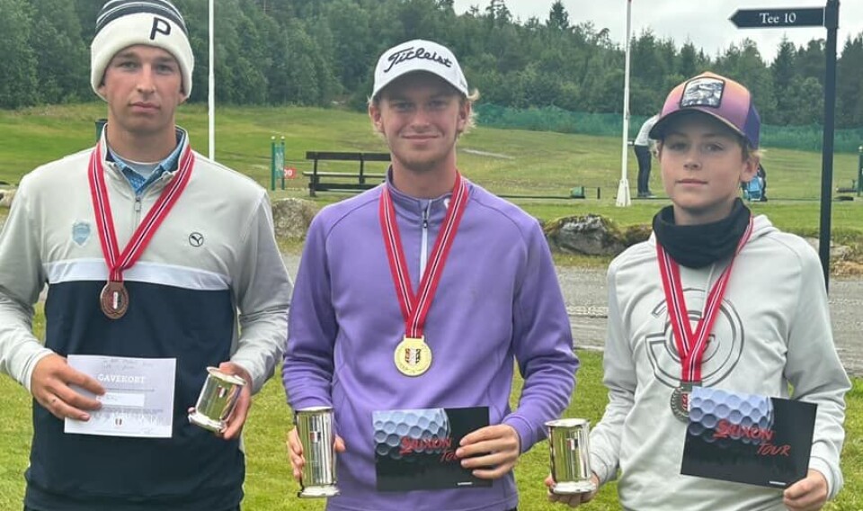 Filip Svendsen (i midten) kan smile bredest i Ålesund. Han slo Mathias Aase (til høyre) i finalen, mens Theodor Myklebust tok tredjeplassen.
