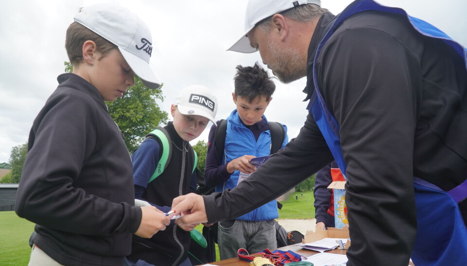 Oscar Simsø (Oslo GK), André Eid og Tormod Johansen (begge fra Grini GK) hadde en fin dag på Bogstad. Her får de hjelp av Fredrik Bach med å fylle ut scorekortet etter runden.