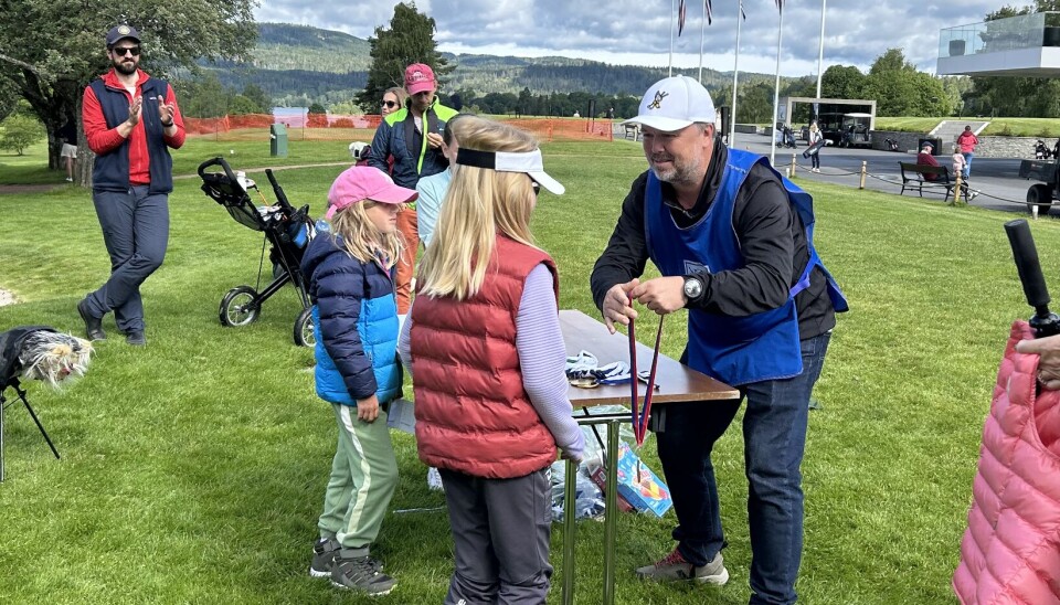 – Målet at de skal våkne opp i morgen og ha lyst til å spille golf igjen, forklarer Fredrik Bach i arrangørklubben.