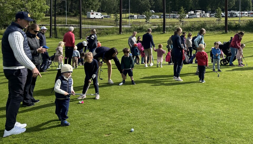 Også de aller yngste fikk prøve seg på golf, mange for første gang.