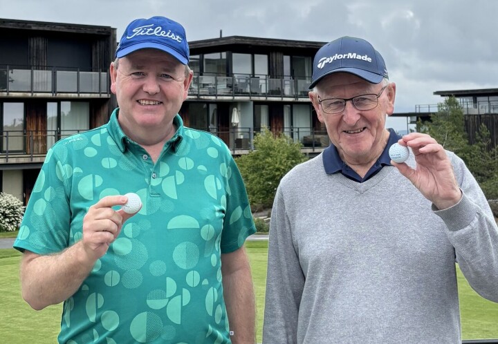 Robert Liddiard (t.v.) og far George kunne smile etter at de noterte hver sin hole-in-one på Kragerø Resort i løpet av like mange dager.