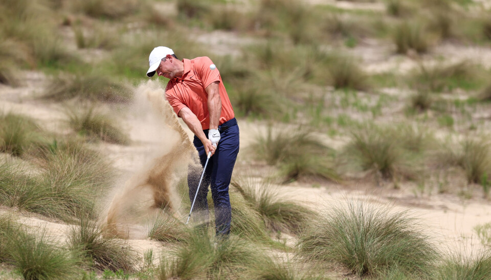 Her ser det ut som at Rory McIlroy har bommet fairway grovt, men han er i realiteten bare noen få meter utenfor.