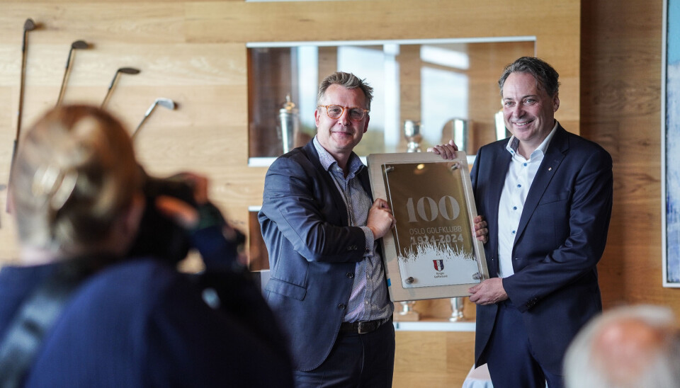 Styreleder Christopher Raanaas (t.v.) i Oslo GK og president Øyvind Krag Ingul i NGF med det synlige beviset på at Bogstad-klubben er Golf-Norges første 100-åring. Christopher Raanaas, Øyvind Krag Ingul, Tor-Anders Hanssen