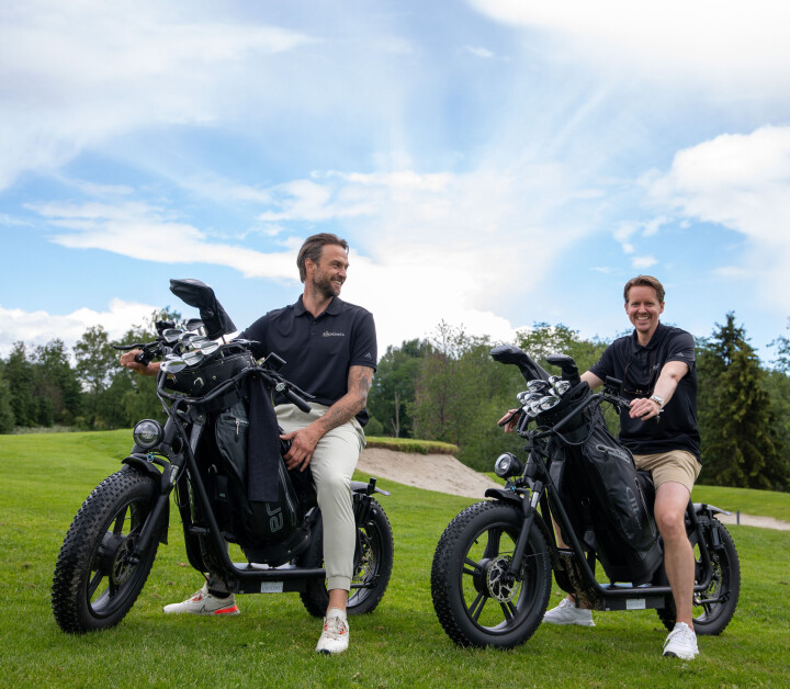 Da Martin Mikkelsen (t.v.) og Stian Ottersen hadde lyst på en rask og morsom måte å spille hjemmeklubben Drammen på, dukket ideen om elektrisk golfsykkel opp.