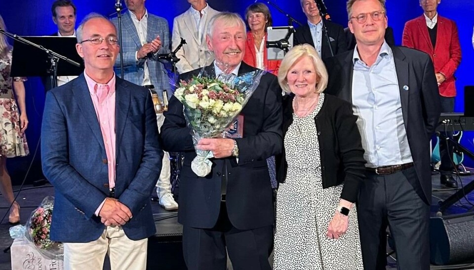 Stephen Newey ble kalt opp til scenen for å motta hedersbetegnelsen «æresmedlem», her flankert av daglig leder Niels Vik (t.v.), sin kone Jane og Oslo-leder Christopher Raanaas.