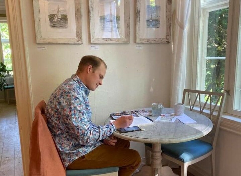 Mark Mestre gjør klar utstillingen.