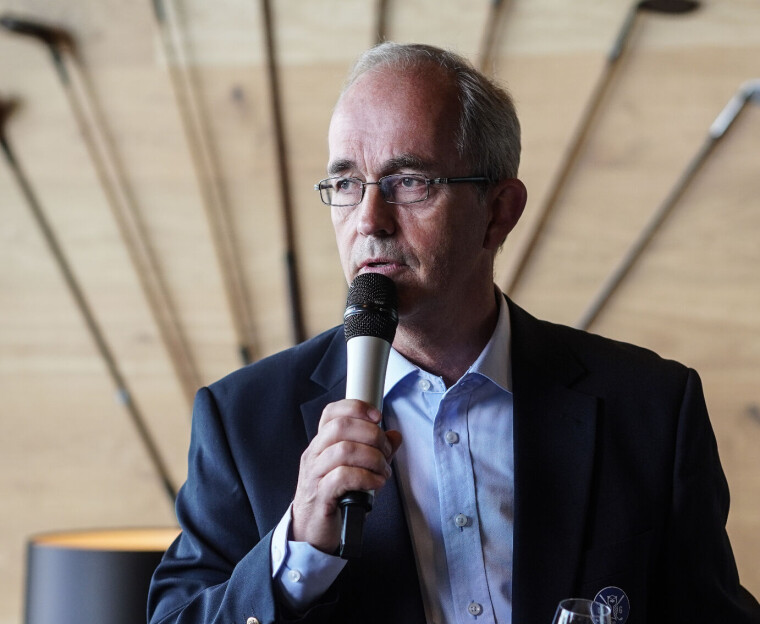 Daglig leder Niels Vik i Oslo GK med mikrofonen under 100-årsmarkeringen 13. juni. Nå er han klar for NM. Niels Vik