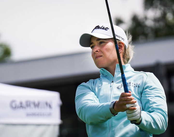 Renate Hjelle Grimstad slår ut på sitt 10. hull for dagen. Hun leder etter halvspilt norgesmesterskap. Renate Hjelle Grimstad