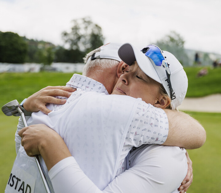 Det er bare fem måneder siden Renate Hjelle Grimstad kunne gi en stor klem til sin far og caddie etter NM-gullet var sikret. Nå tvinger en skade henne til å legge golfkøllene på hylla.