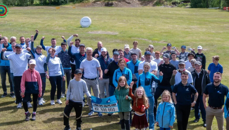 Stor glede under familiedagen på Sunnfjord Golfklubb da de fikk gaven på 300 000 kroner.