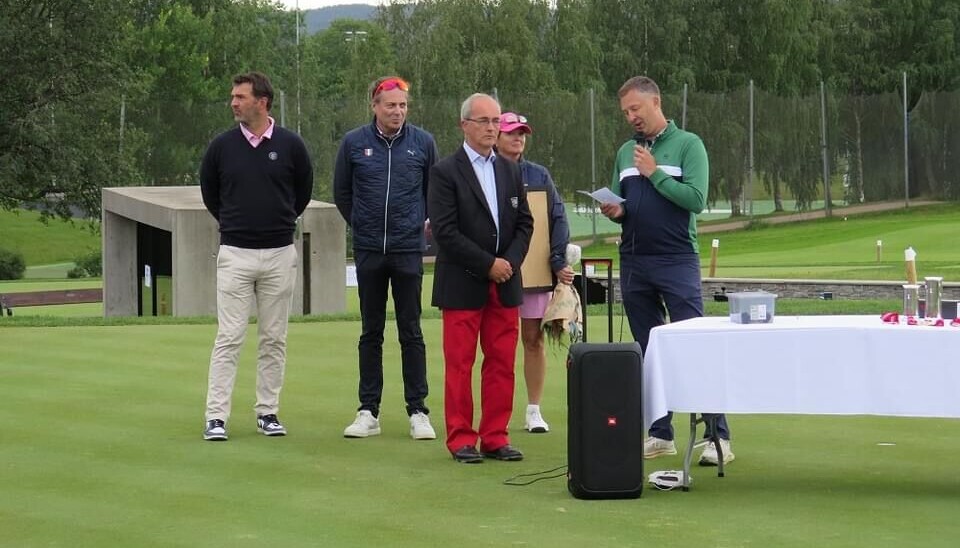 Oslo Golfklubb daglig leder Niels Vik ble tildelt NGF's hederstegn på NMs siste dag av Tor Anders Hanssen, generalsekretær i Norges Golfforbund