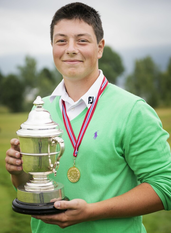 I 2014 fikk Viktor Kongepokalen som 16-åring etter å ha vunnet norgesmesterskapet. Turneringen ble spilt på Tyrifjord GK.