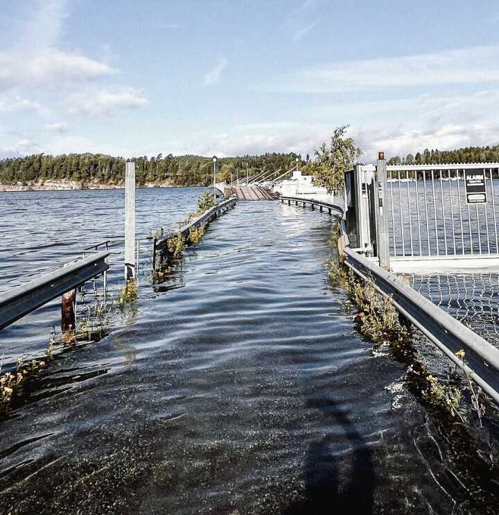 I løpet tre dager i fjor høst falt det 200 mm regn over Storøya. Brua ble stengt og de nye greenene til hull 5 og 6 ble nær ødelagt i uværet. De totale skadene beløp seg til tre millioner kroner.