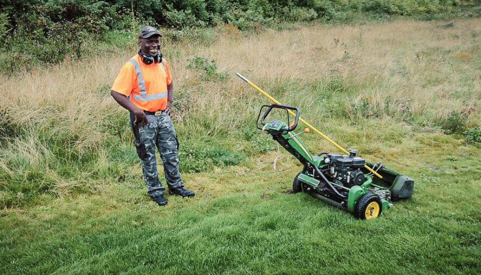 I seks uker måtte fairwayen på hull 11 håndklippes. – Hard work, forklarer Moses «Lucky» Ntuli.