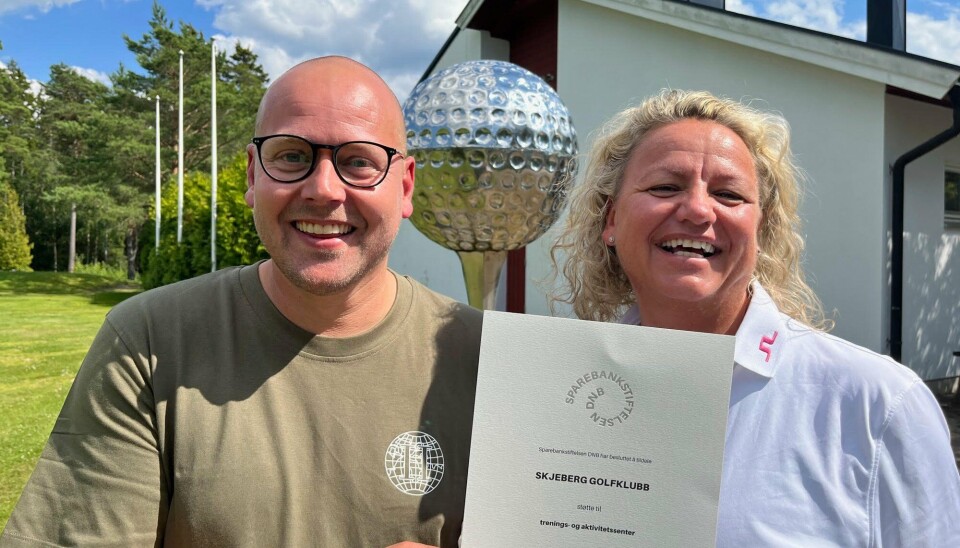 Anders Prestegaard Mathisen (t.v.) i DNB Sarpsborg gir beviset for to millioner kroner til Cathrine Laursen i Skjeberg Golfklubb fra Sparebankstiftelsen DNB