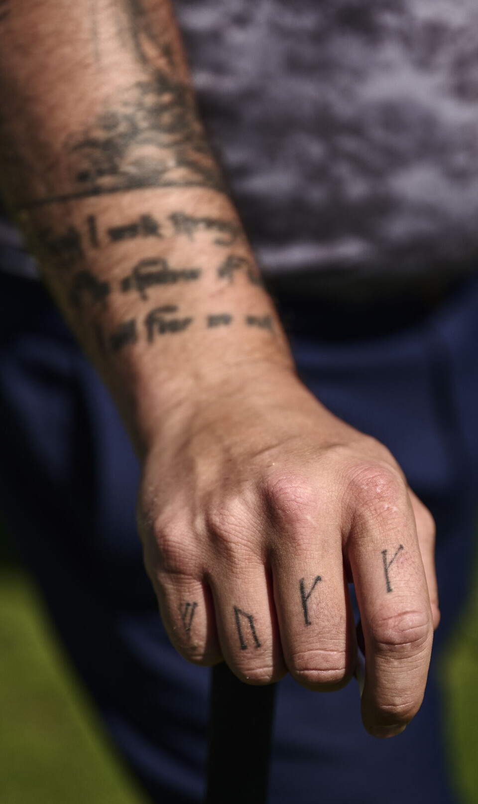 Tatoveringene på skytterarmen inneholder tekstlinjer fra Dødens dal.