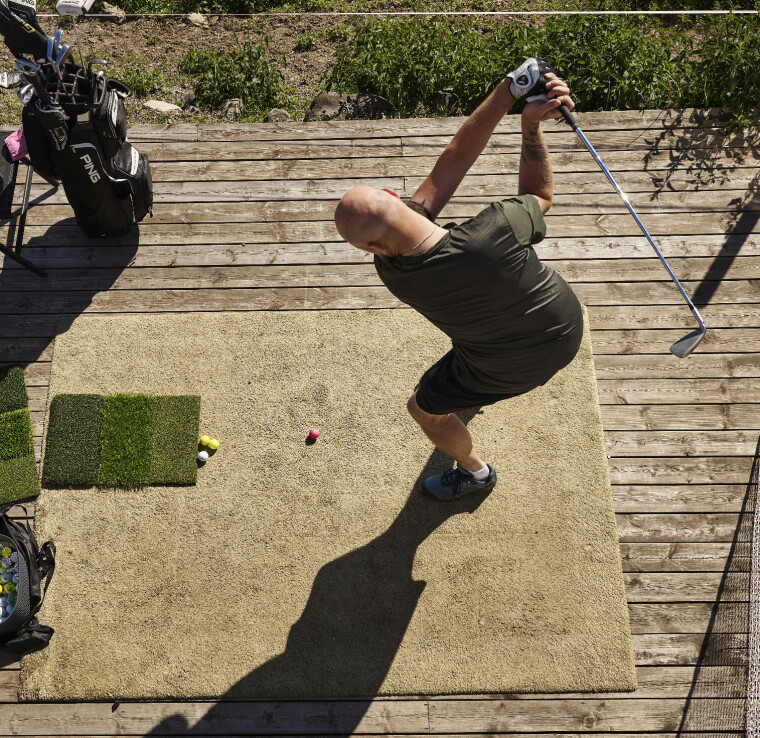 Hjemme på verandaen i Furnesåsen har han et nett å slå baller i. – Golfen gjør godt for hodet, sier han.