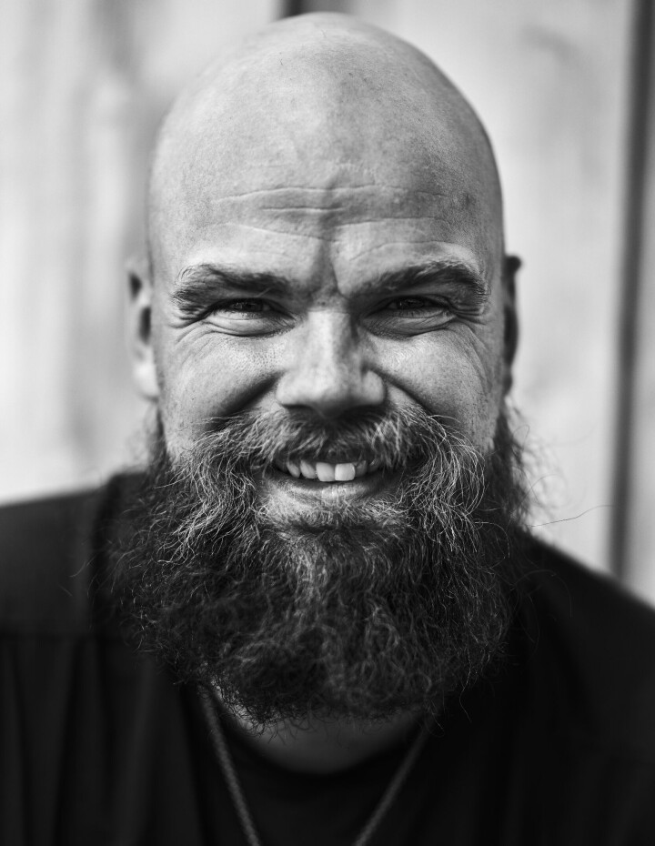 – Golfen har lært meg at det ikke hjelper å bli sint, sier Nicholas og smiler i skjegget.