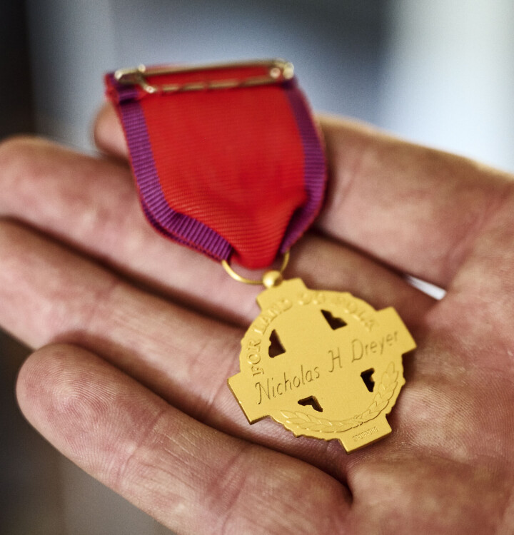 I et skap i stua er «Forsvarets medalje for sårede i strid». Den høythengende medaljen er det gjeveste i et skap fylt med utmerkelser og minner.