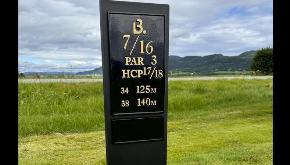 Nye teeklosser og skilt er på plass på Byneset Golf.
