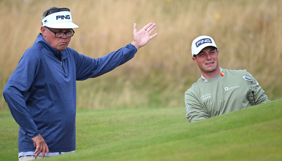 Viktor Hovland og trener Joe Mayo (t.v.) brukte tid på nærspillet under tirsdagens treningsrunde på Royal Troon.