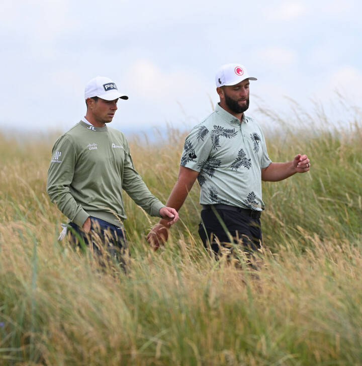 Viktor Hovland og Jon Rahm under treningsrunden tirsdag.