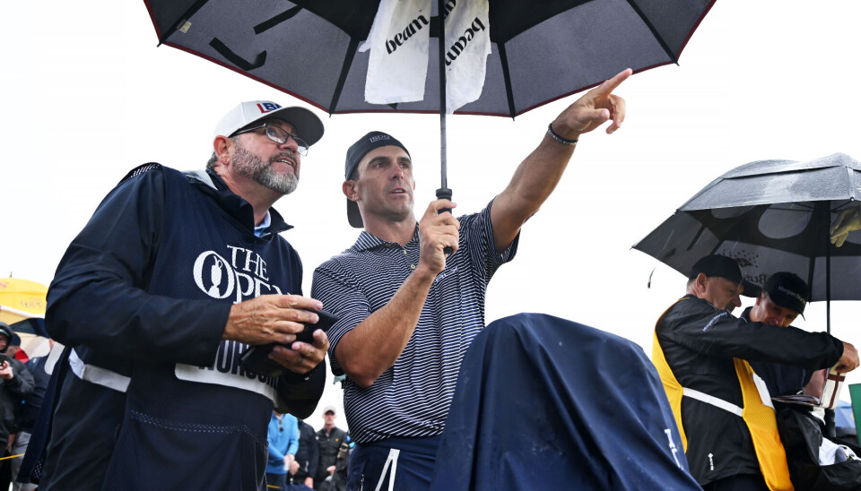 Billy Horschel snudde capsen og skrudde på godspillet i det skotske uværet. Nå leder han The Open med 18 hull igjen å spille.