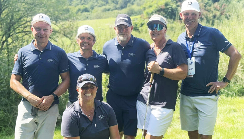 André Toth (bak fra venstre), Trygve Toskedal Larsen, Fredrik Fjæraa, Mette Havnaas og caddie Birger Moe leverte et historisk godt mesterskap for Norge i Düsseldorf i helgen. Foran sitter en stolt Team Norway-coach, Monica Andrén Gundersrud. paragolf, lag-EM, Norge