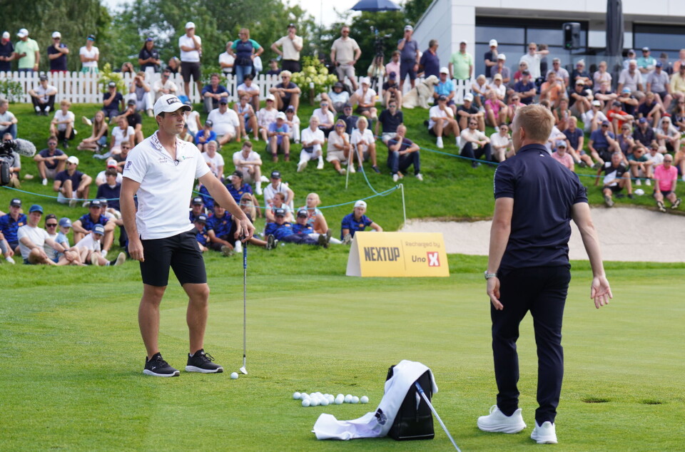 Hundrevis fulgte Hovlands oppvisning under NextUp Invitational tirsdag. Joakim Mikkelsen (t.h.) ledet seansen.