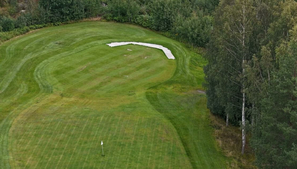 Nå er flagget endelig flyttet fra fairway til green på hull 1 på Gjersøen Golf.