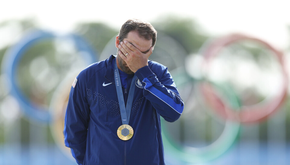 En tydelig rørt Scottie Scheffler kunne stå øverst på pallen og høre den amerikanske nasjonalsangen med gullmedaljen rundt halsen.