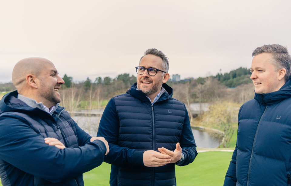 Omar Zacka og Lasse Hovland sammen med Marcus W. Knudsen fra pilotklubben Fana GK