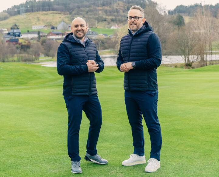 Omar Zacka (t.v.) og Lasse Hovland vil gjøre det enklere for golfere å spille lettere golf.