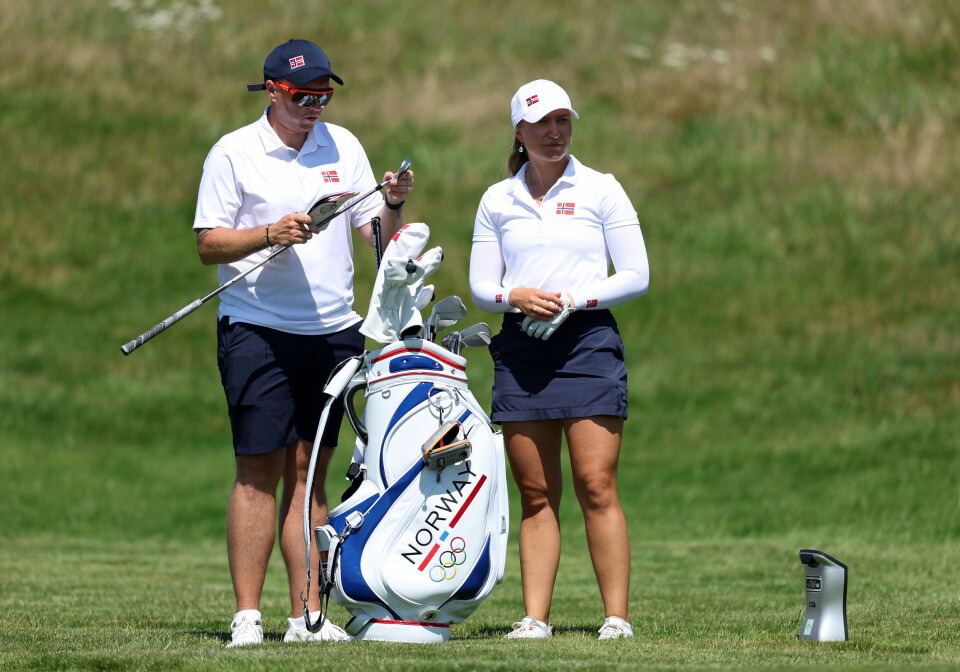Med trener Jamie Tipper på baggen er Madelene Stavnar klar for OL-golfen.
