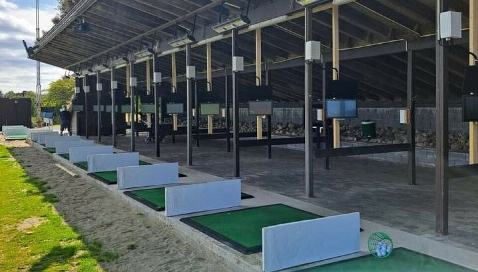 Fra alle 65 mattene kan golfspillerne nå kose seg med Toptracer på Bærheim Golfpark.