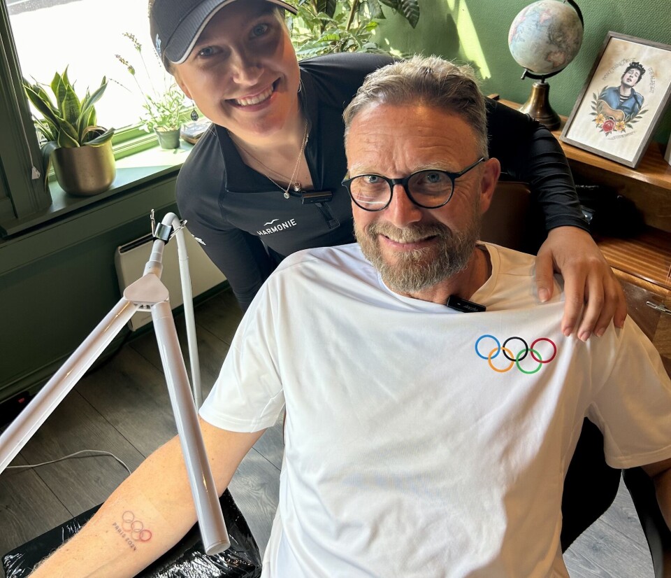 Godt synlig på underarmen har Thor Stavnar foreviget at datteren deltar i OL i Paris.