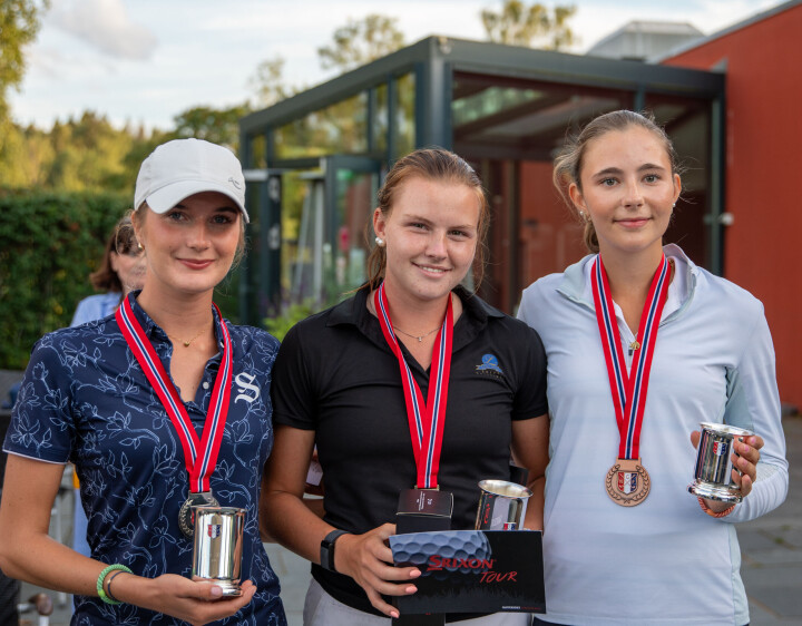 Nova Sofia Siljander (t.v.) og Martine Sveum tok sølvet og bronsen, men ikke gjøre noe med Maren Farbu (i midten).