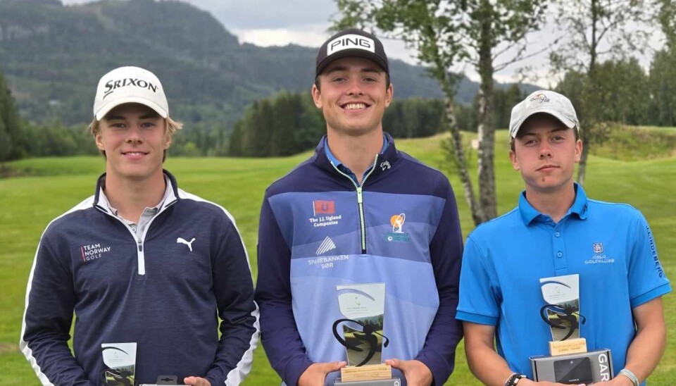 Vinneren Benjamin Mørland flankert av Emil Børrestuen Herstad (til høyre) og Ftidftjof Farhang.
