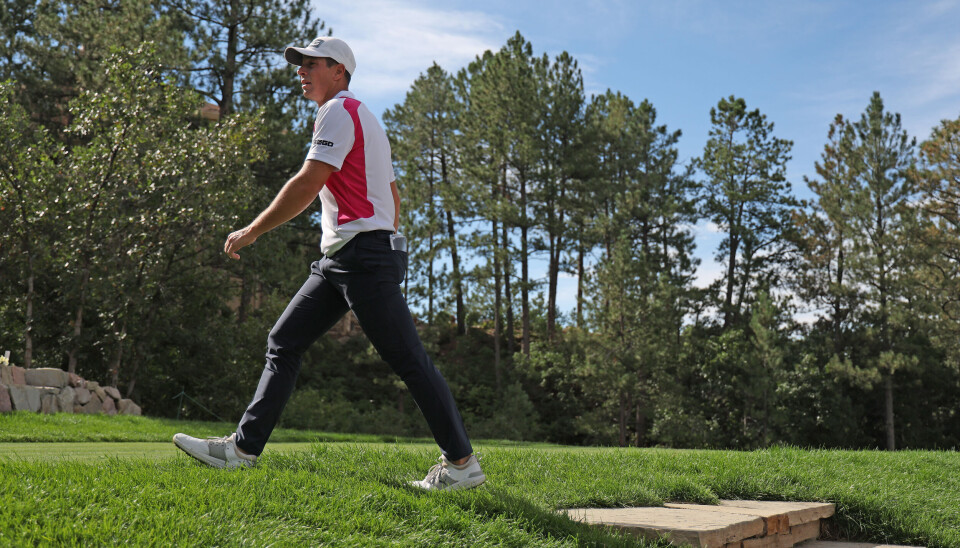 Viktor Hovland rotet litt med utslagene lørdag, men avsluttet med tre sene birdier og kom seg under par.