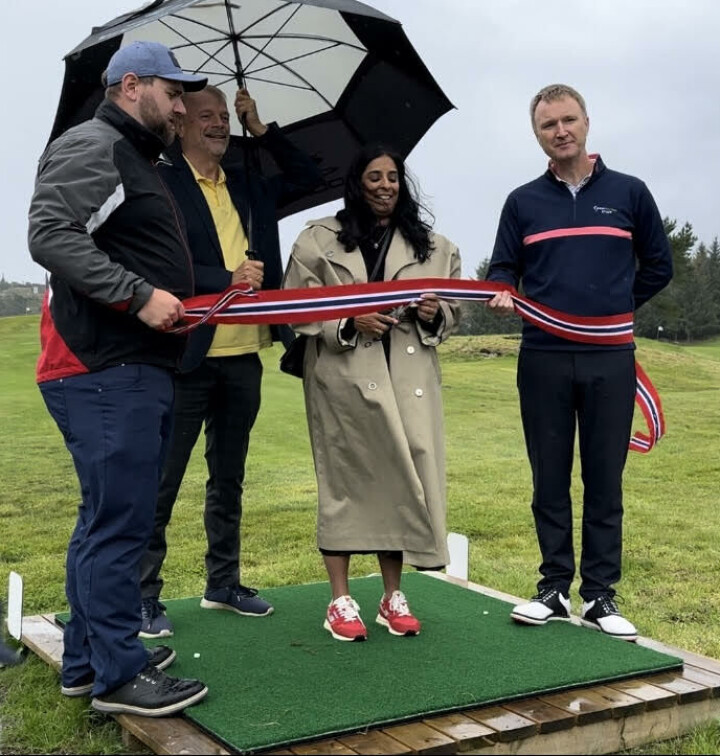 Her klippes snoren for den nye ni hullsbanen i Sveio Golfpark. På bildet ser vi daglig leder Gavin Hinds, kultur- og likestillingsminister Lubna Jaffery, styreleder Per Bjørn Habbestad og regjerende klubbmester Even Dueland fra Haugaland Golfklubb.
