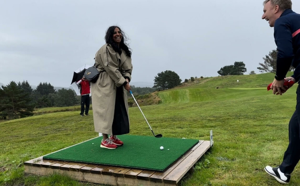 Kultur- og likestillingsminister Lubna Jaffery forsøker seg på den nye golfbanen etter åpningen.