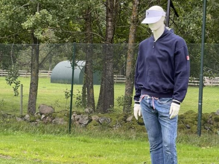 Å sette ut fugleskremselet «Frank» er et av tiltakene Nøtterøy GK har måttet ty til for å handskes med fugleproblemet.