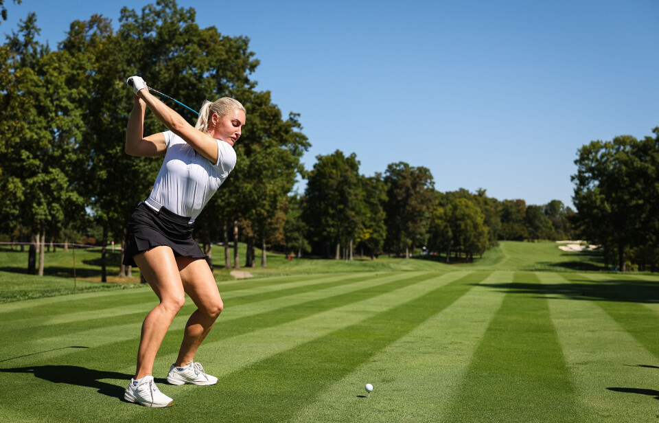Robert Trent Jones Golf Club er tilrettelagt for «bombers». Her er engelske Charley Hull i aksjon under innspillsrunde tirsdag.