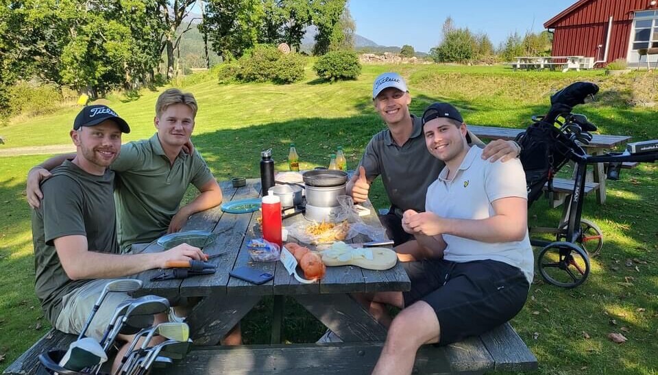 Magnus Eldøy, Sjur Røtnes Nielsen, Lars Lorentzen Kverneog Tobias Brandvik nyter måltidet etter ni hull på Stord Golfklubb.