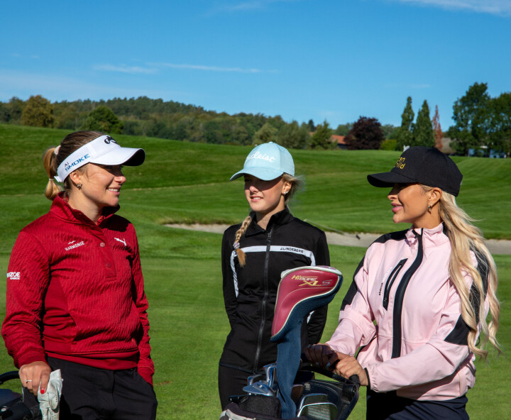 Karen Kjeldstad Rettedal (i midten) fikk spille med proffen Madelene Stavnar (t.v.) og Linni Meister.