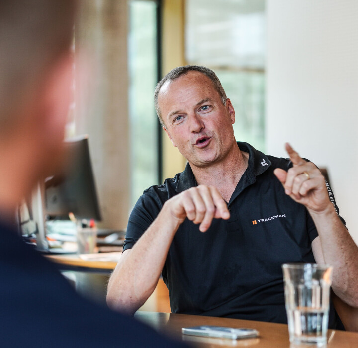 Fredrik Tuxen jobbet tidligere med missiler og prosjektiler. Han er mesterhjernen som virkeliggjorde idéen om en radar som kan spore golfballer. Fredrik Tuxen