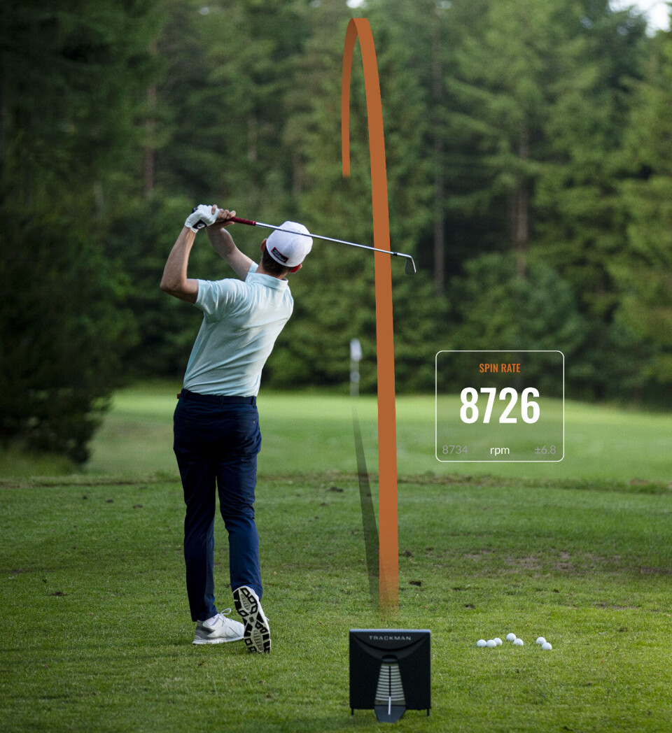 Den lille boksen inneholder avansert radar- og kamerateknologi som sporer golfballen helt til den stopper – og leser av lengde, høyde, spinntall og en lang rekke andre verdier. Trackman